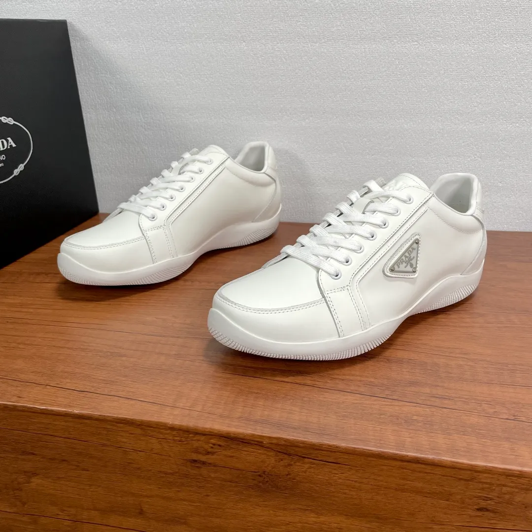 💰720 Code: YS003342 Prada/Prada men’s new leather sneakers. This sneaker is made of imported calf leather and is inspired by classic aesthetic concepts. The tongue is decorated with the recognizable P RADA MILANO embossed logo, the outside is decorated with the classic triangular metal enamel logo, and the all-metal enamel eyelets further enhance the style. Equipped with 3.5cm iconic red label lightweight elastic rubber soles, fabric and cowhide mixed lining, and silk-printed logo cowhide foot pads. The style is versatile and durable, comfortable and breathable, and comes with a full set of original packaging dust bags! Code number: 39-40-41-42-43-44 standard leather shoe code (45 can be customized but returns and exchanges are not supported) Item number: 2EE768 white